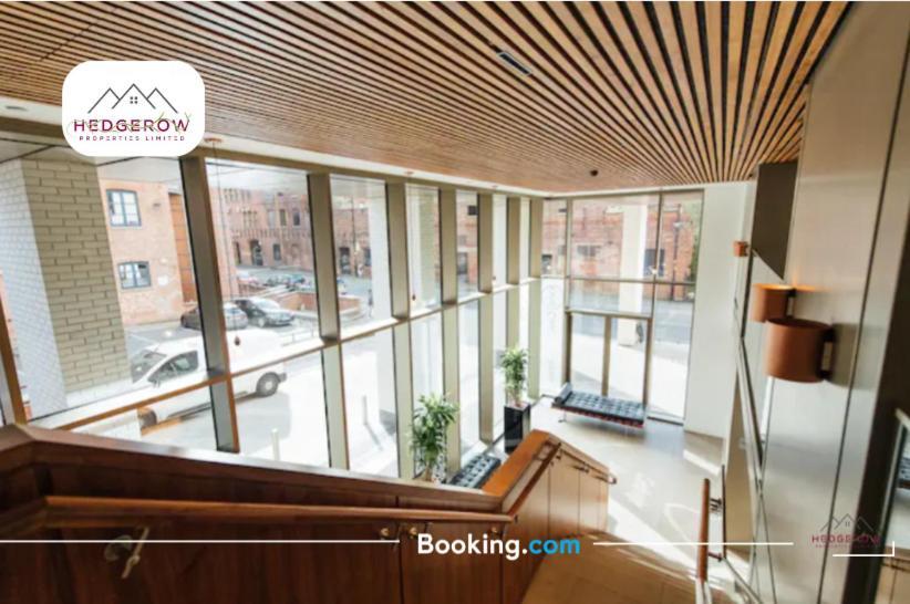 Hedgerow Urban Oasis: Spacious 3-bedroom Getaway Apartment Manchester