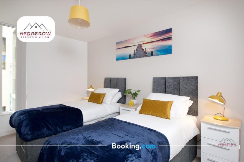 Hedgerow Urban Oasis: Spacious 3-bedroom Getaway Apartment Manchester